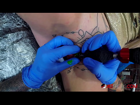 ❤️ Extremt tatuerade snyggingen Sully Savage fick en tatuering på sin klitoris Högkvalitativ porr at sv.basseyn-vsem.ru ❌️❤